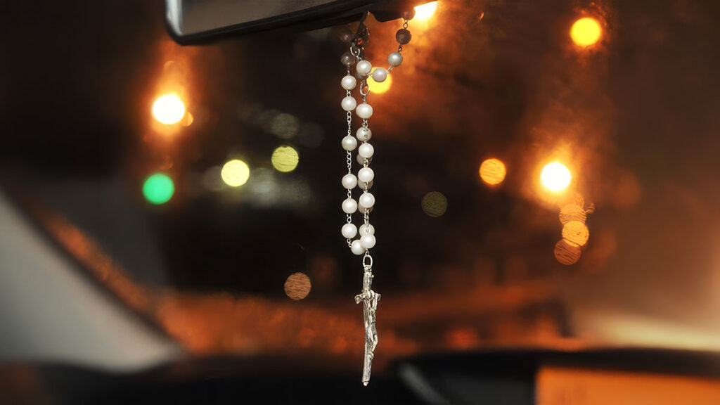 Ando de táxi na cidade de São Paulo. Fiz as contas e sai mais barato. Além de não ter despesa com o IPVA e demais obrigações, ganho a amortização do carro ao longo do tempo.Mas o que ganho mesmo é a liberdade de olhar para fora...
