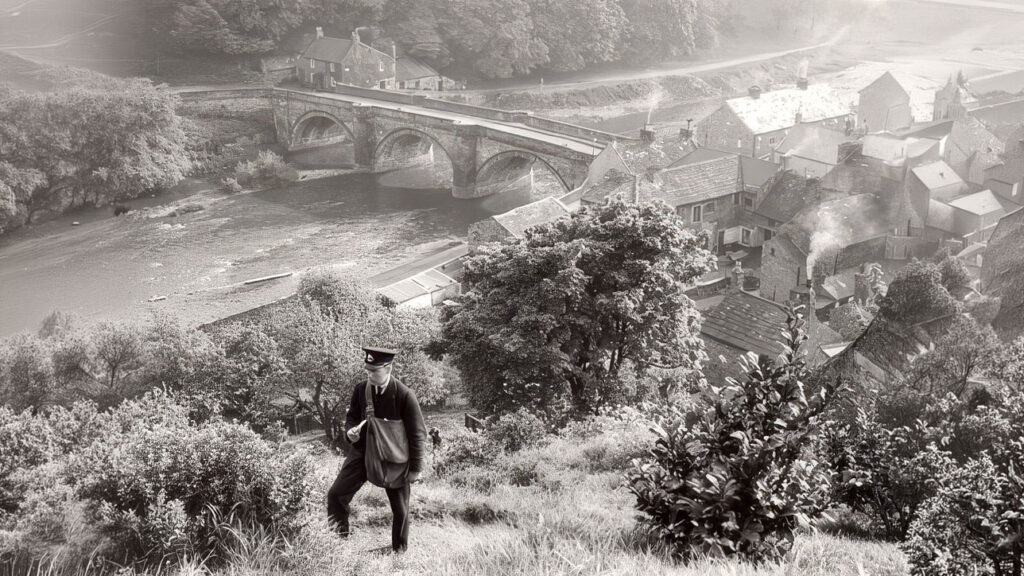 Venho de um lugar onde não se toca a balalaica.Todo fim de tarde os acordes cismam com uma história alojada no meu peito.A brisa sopra sobre um campo amarelo de trigo...